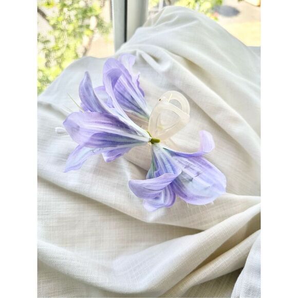 Light purple lily hair claw main image 5